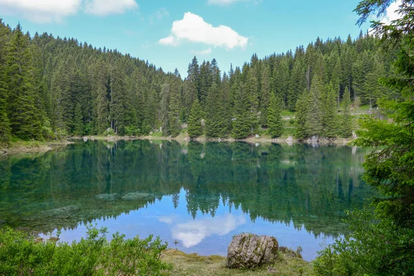Lake Carezza Met Weerspiegeling Van Bergen Dolomieten Van Zuid Tirol — Stockfoto