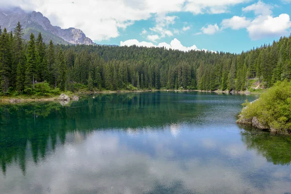 South Tyrol, İtalya Dolomites dağlarda yansıması ile Carezza Lake.