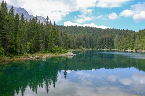 South Tyrol, İtalya Dolomites dağlarda yansıması ile Carezza Lake.