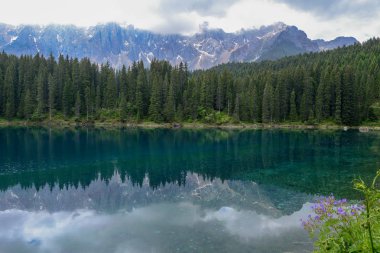 South Tyrol, İtalya Dolomites dağlarda yansıması ile Carezza Lake.