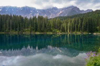 South Tyrol, İtalya Dolomites dağlarda yansıması ile Carezza Lake.