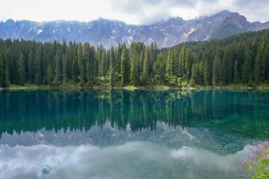 South Tyrol, İtalya Dolomites dağlarda yansıması ile Carezza Lake.