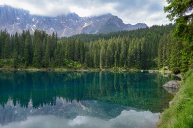 South Tyrol, İtalya Dolomites dağlarda yansıması ile Carezza Lake.