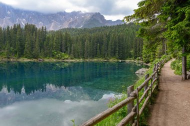 South Tyrol, İtalya Dolomites dağlarda yansıması ile Carezza Lake.