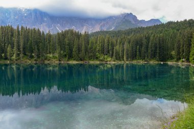 South Tyrol, İtalya Dolomites dağlarda yansıması ile Carezza Lake.