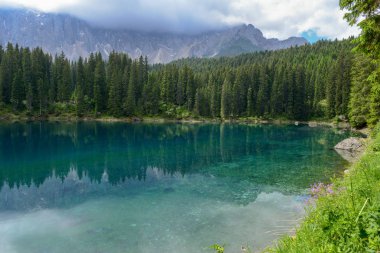 South Tyrol, İtalya Dolomites dağlarda yansıması ile Carezza Lake.