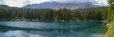 South Tyrol, İtalya Dolomites dağlarda yansıması ile Carezza Lake.