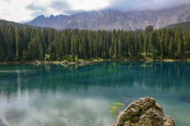South Tyrol, İtalya Dolomites dağlarda yansıması ile Carezza Lake.