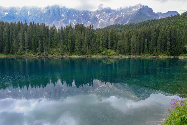 South Tyrol, İtalya Dolomites dağlarda yansıması ile Carezza Lake.