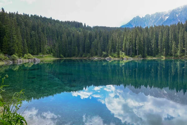 South Tyrol, İtalya Dolomites dağlarda yansıması ile Carezza Lake.