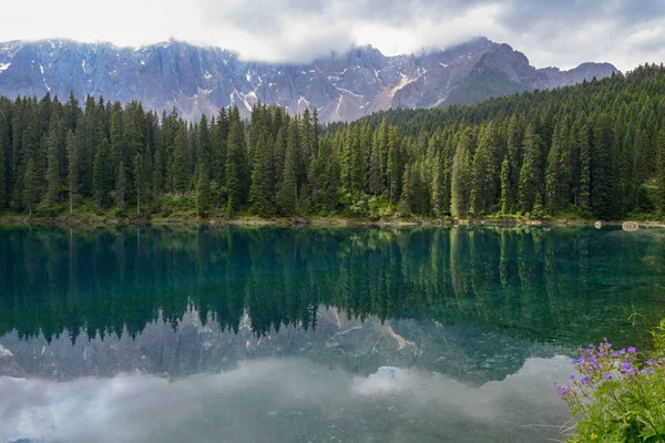 South Tyrol, İtalya Dolomites dağlarda yansıması ile Carezza Lake.