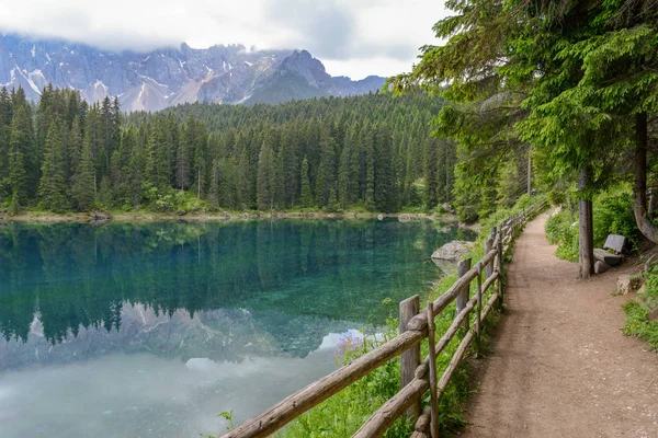 South Tyrol, İtalya Dolomites dağlarda yansıması ile Carezza Lake.