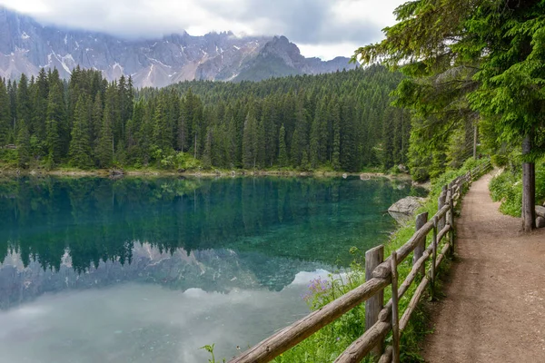 South Tyrol, İtalya Dolomites dağlarda yansıması ile Carezza Lake.
