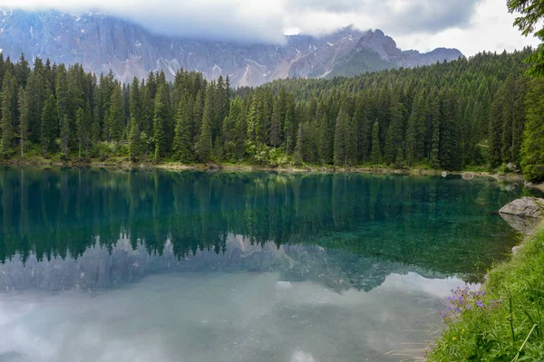 Lago Carezza Com Reflexo Montanhas Nas Dolomitas Sul Tirol Itália — Fotografia de Stock