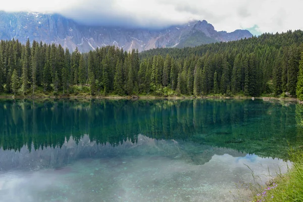 Jezero Carezza Odrazem Pohoří Dolomity Regionu Jižní Tyrolsko Itálie — Stock fotografie