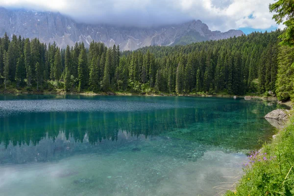 South Tyrol, İtalya Dolomites dağlarda yansıması ile Carezza Lake.
