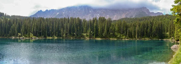 Carezza 湖与反射山在白云岩在南蒂罗尔 意大利 — 图库照片