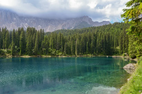 South Tyrol, İtalya Dolomites dağlarda yansıması ile Carezza Lake.