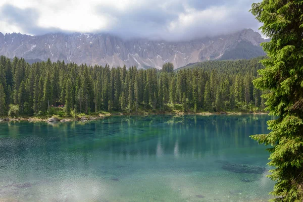 Jezero Carezza Odrazem Pohoří Dolomity Regionu Jižní Tyrolsko Itálie — Stock fotografie