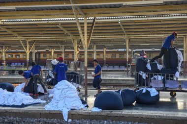 Bangkok, Tayland - 6 Ocak 2018: Bangkok Tren İstasyonu, Yıkanacak çamaşır toplama insanlar