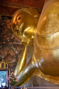 Bangkok, Tayland - 7 Ocak 2018: büyük altın uzanmış Wat Pho Buddha Tapınağı Bangkok, Tayland.