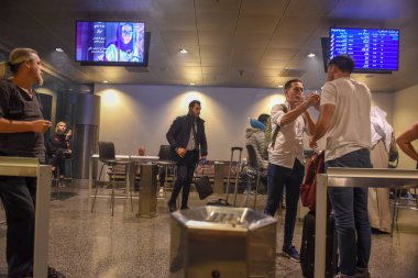 Doha, Katar - 2 Şubat 2018: Oda Havaalanı Doha Katar üzerinde insanlar