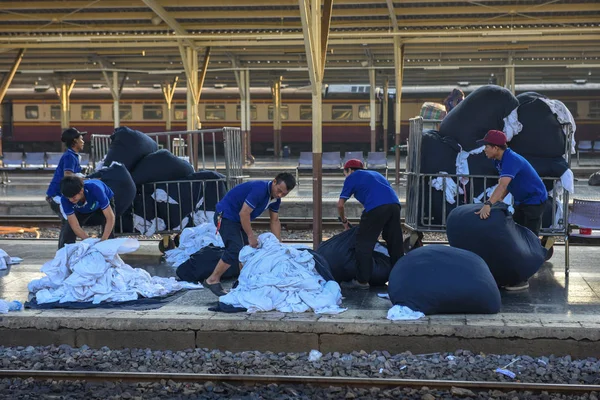 Bangkok Tailandia Enero 2018 Personas Recogiendo Ropa Cama Para Lavar — Foto de Stock