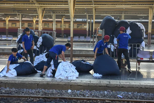 Bangkok Tailandia Enero 2018 Personas Recogiendo Ropa Cama Para Lavar — Foto de Stock