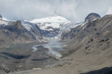 Grossglockner tepe üzerinde Avusturya Alpleri yakınındaki Pasterze Buzulu