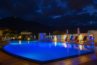 Yüzme Havuzu bir lüks Resort gece Lana, İtalya