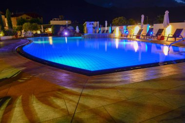 Yüzme Havuzu bir lüks Resort gece Lana, İtalya