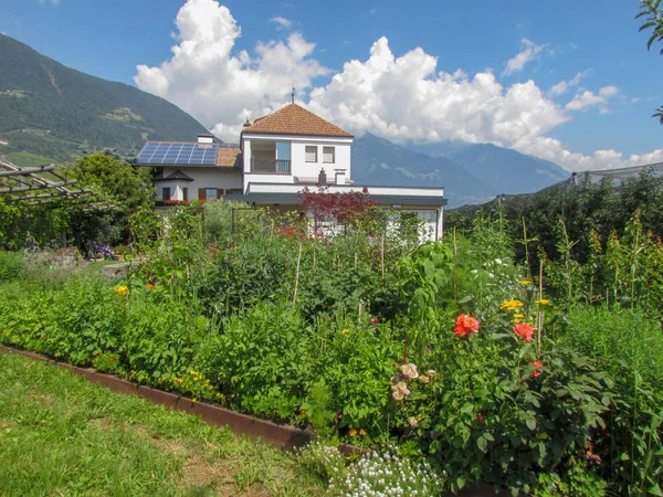 Huis Met Tuin Zonnepanelen Het Dak Bij Lana Zuid Tirol — Stockfoto