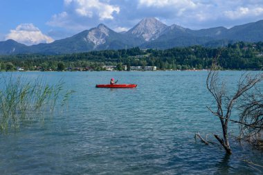 Lake Fakkar, Avusturya - 27 Haziran 2018: Kano Carinthia Avusturya üzerinde göl Fakkar, kadın