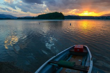 Göl Fakkar Carinthia Avusturya üzerinde günbatımında