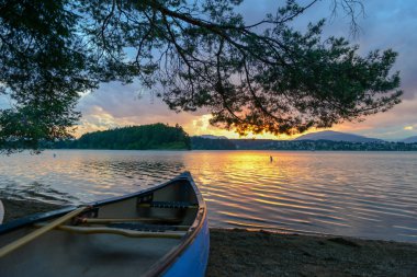 Göl Fakkar Carinthia Avusturya üzerinde günbatımında