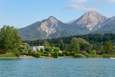 Lake Fakkar, Avusturya - 27 Haziran 2018: Carinthia Avusturya üzerinde göl Fakkar