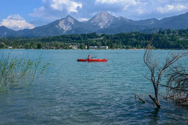 Fakkar Jezero Rakousko Června 2018 Žena Kánoi Jezera Fakkar Korutanech — Stock fotografie