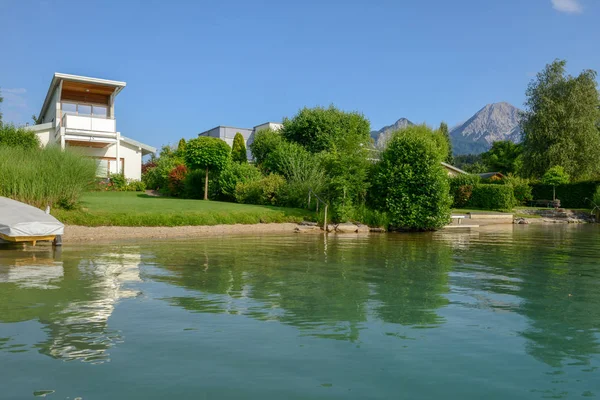 Σύγχρονο Σπίτι Στη Λίμνη Fakkar Στην Καρινθία Αυστρία — Φωτογραφία Αρχείου