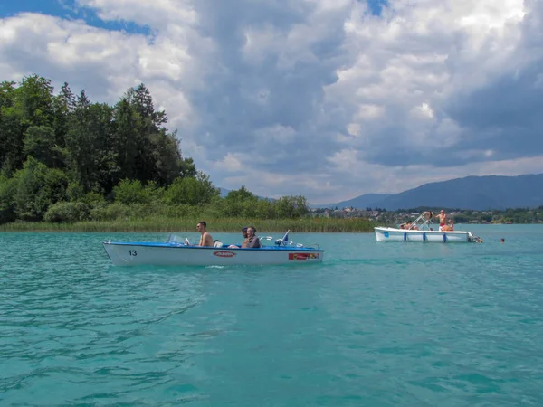 Lake Fakkar Austria June 2018 People Boats Lake Fakkar Carinthia — Stock Photo, Image