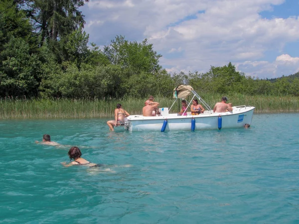 Lago Fakkar Austria Giugno 2018 Persone Barca Sul Lago Fakkar — Foto Stock