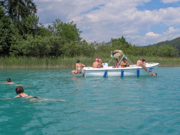 Lago Fakkar Austria Giugno 2018 Persone Barca Sul Lago Fakkar — Foto Stock