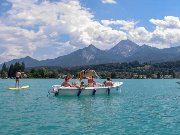 Fakkar オーストリア 2018 オーストリアのケルンテン州の湖 Fakkar でボートの人々 — ストック写真