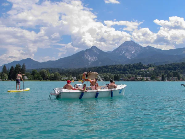 Fakkar Jezero Rakousko Června 2018 Lidé Lodě Jezera Fakkar Korutanech — Stock fotografie