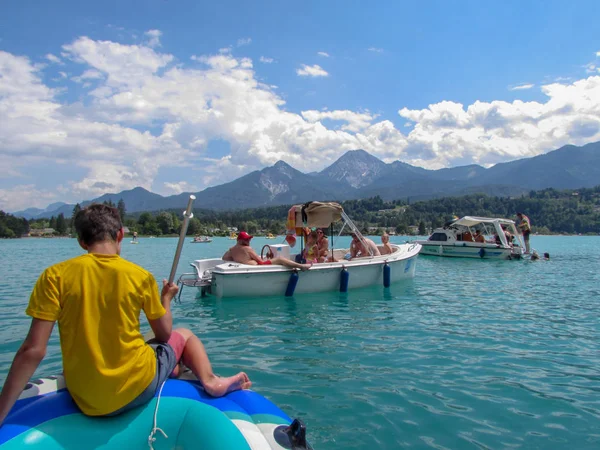 Fakkar Jezero Rakousko Června 2018 Lidé Lodě Jezera Fakkar Korutanech — Stock fotografie