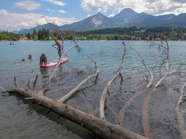 Λίμνη Fakkar Αυστρία Ιουνίου 2018 Άνθρωποι Ένα Σηκωθούν Κουπί Στο — Φωτογραφία Αρχείου