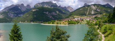 Köy ve Brenta Dolomites Batı Trentino Alto Adige, İtalya'nın eteklerinde göl Molveno