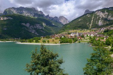 Köy ve Brenta Dolomites Batı Trentino Alto Adige, İtalya'nın eteklerinde göl Molveno