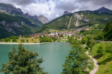 Köy ve Brenta Dolomites Batı Trentino Alto Adige, İtalya'nın eteklerinde göl Molveno