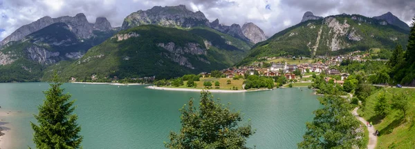 村と西トレンティーノ アルト アディジェ州 イタリアのドロミテのふもとに湖モルヴェーノ — ストック写真