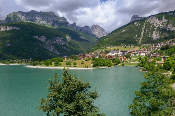 Pueblo Lago Molveno Pie Los Dolomitas Brenta Oeste Trentino Alto — Foto de Stock